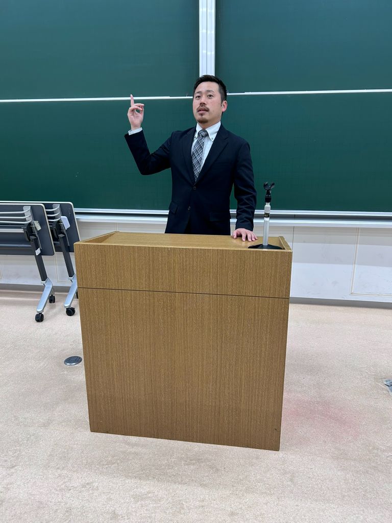 教壇に立つ塚元将仁先生