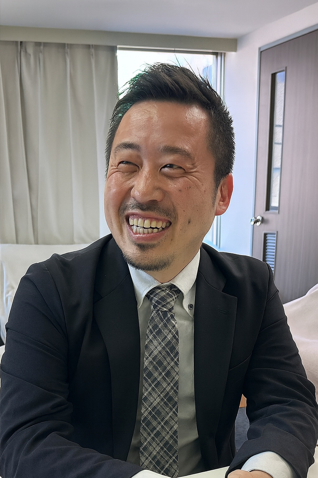 インタビューに応じる塚元将仁先生