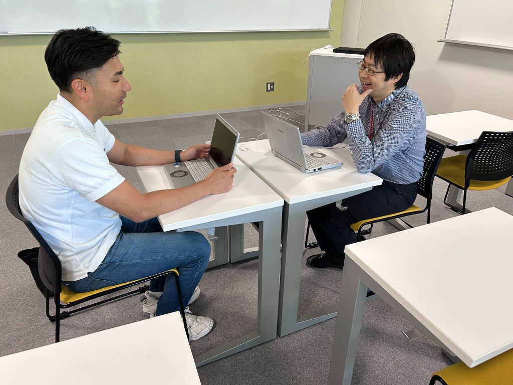 福井先生がノートパソコンを操作しながら説明している様子