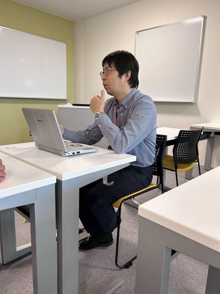 福井先生が説明しながらジェスチャーしている様子
