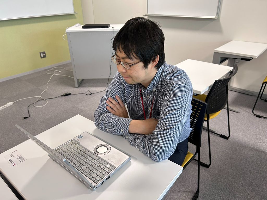 福井先生がノートパソコンの画面を見ている様子