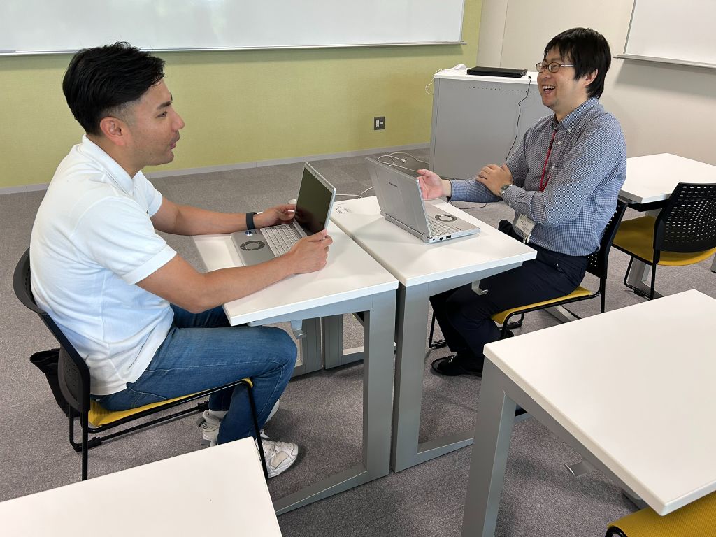 福井先生が笑顔で対談している様子