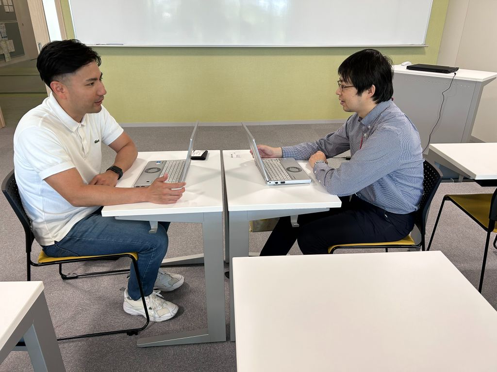 福井先生（右）とインタビュアー（左）が向き合って対談している様子