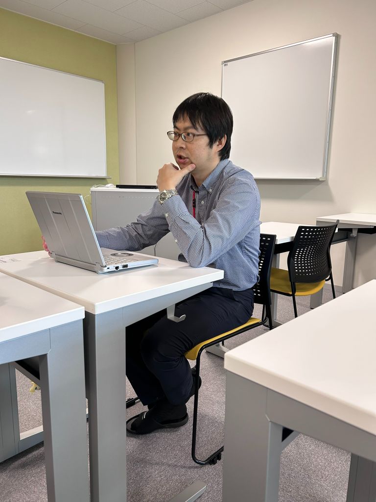 福井先生が考えながら話している様子