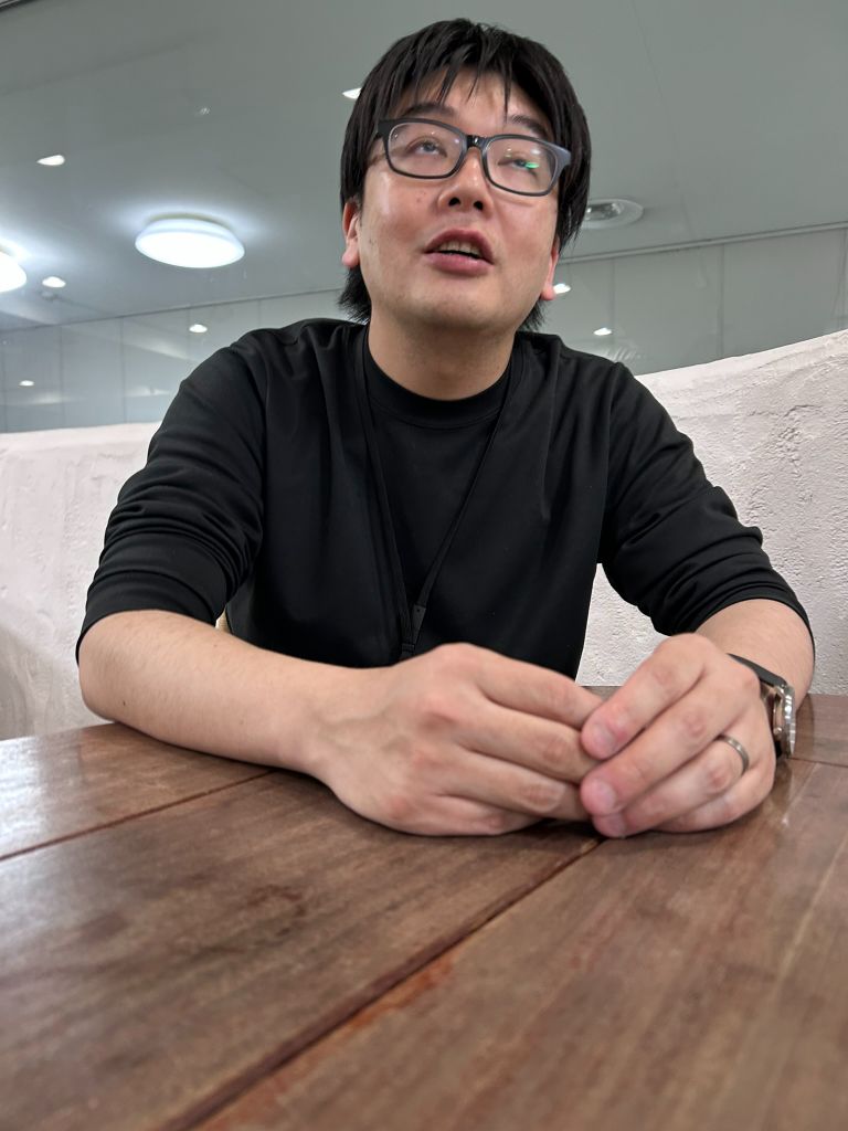 インタビューに答える谷口先生